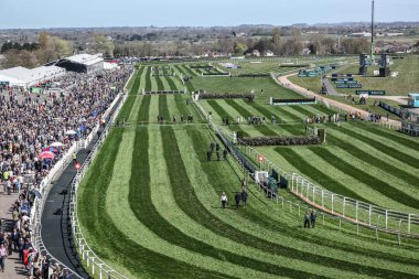 Aintree 'nin, 5 Nisan 2025 tarihli Randox Grand National 2025 Ulusal Günü' nde Aintree Yarış Pisti 'nde genel bir görüntüsü.