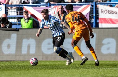 Sheffield Wednesday takımından Josh Windass, 5 Nisan 2025 'te Sheffield Wednesday ile Hull City' de oynanan Sky Bet Şampiyonası maçında topa vuruyor.
