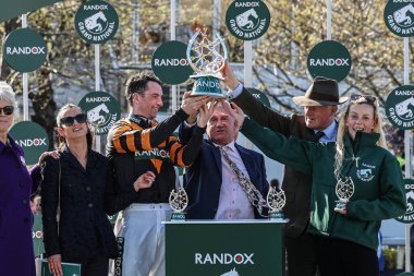 Patrick Mullins, Stewart Andrews ve Willie Mullins, 5 Nisan 2025 'te Aintree Yarış Pisti' nde düzenlenen Randox Grand National 2025 Ulusal Günü 'nde Grand National Trohpy' yi kaldırdılar.