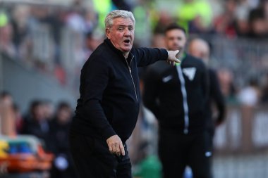 Steve Bruce, Blackpool 'un baş antrenörü, 5 Nisan 2025' te İngiltere 'nin Rotherham Stadyumu' nda oynanan Sky Bet 1 maçında oyuncularına talimat verir.