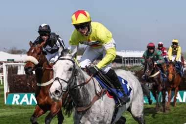 Harry Cobden 'ın bindiği Caldwell Potter, 4 Nisan 2025' te Aintree Yarış Pisti 'nde düzenlenen Randox Grand 2025 Kadınlar Günü' nde Huyton Asphalt Franny Blennerhassett Memorial Mildmay Adayları 'nda lider.