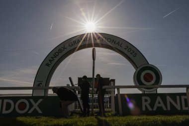 Yarış pisti personeli, 5 Nisan 2025 'te Aintree Yarış Pisti, Liverpool' da düzenlenen Ulusal Randox Grand National 2025 Günü 'nde büyük ulusal finiş çizgisini hazırlıyor.