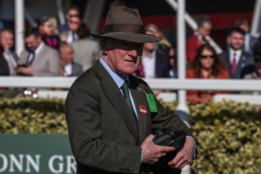 Willie Mullins, 5 Nisan 2025 tarihinde Aintree Yarış Pisti, Liverpool 'da düzenlenen Randox Grand National 2025 Ulusal Günü sırasında Nick Rocket' in antrenörü.