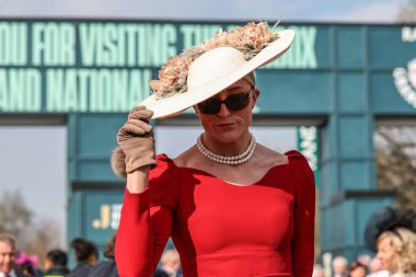 Bayanlar, Randox Grand National 2025 Bayram Günü 'nde İngiltere' nin Liverpool kentindeki Aintree Hipodromu 'na gelir.