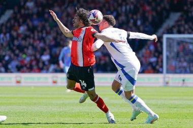 Leeds United 'dan Ethan Ampadu, Luton Town' dan Tahith Chong 'u sırtından itiyor ve Luton Town - Leeds United maçında faul yapıyor. Kenilworth Road, Luton, İngiltere, 5 Nisan 2025