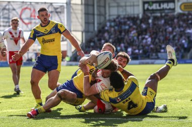 Warrington Wolves 'tan Matt Dufty, Warrington Wolves' tan Adam Holroyd ve Warrington Wolves 'tan Rodrick Tai St. Helens' den Joe Batchelor, Betfred Challenge Cup Quarter Final Maçı 'nda Warrington Wolves' a karşı St Helens maçını engellemeye çalışıyor. 