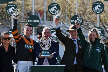 Patrick Mullins, Stewart Andrews ve Willie Mullins, 5 Nisan 2025 'te Aintree Yarış Pisti' nde düzenlenen Randox Grand National 2025 Ulusal Günü 'nde Grand National Trohpy' yi kaldırdılar.