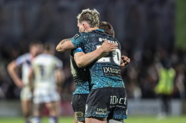 Leopar Leoparlar 'dan Bailey Hodgson ve Leopar Leopar' dan Robbie Mulhern, Birleşik Krallık 'ın Wakefield Stadyumu, Wakefield, 4 Nisan 2025' de oynanan Betfred Challenge Kupası çeyrek final maçında kazandıkları zaferi kutluyorlar.