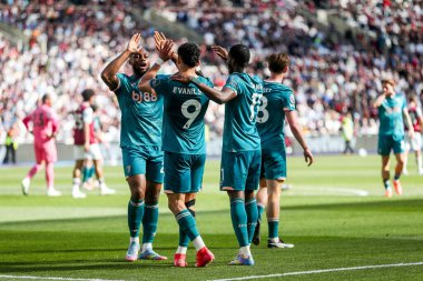 AFC Bournemouth takımından Evanilson, 5 Nisan 2025 'te Londra' daki Londra Stadyumu 'nda oynanan Premier League maçında takım arkadaşlarıyla yaptığı maçı 0-1 kazanarak kutluyor.