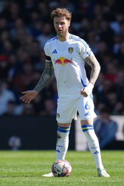 Leeds United takımından Joe Rodon 5 Nisan 2025 'te Luton Town - Leeds United maçında Kenilworth Road, Luton, İngiltere' de karşılaştı.