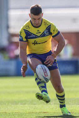 Warrington Wolves 'tan George Williams, 6 Nisan 2025' te Warrington, İngiltere 'deki Halliwell Jones Stadyumu' nda oynanan Betfred Challenge Kupası çeyrek final karşılaşmasında topu atıyor.