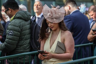 Bayanlar, Aintree Yarış Pisti, Liverpool, Birleşik Krallık 'ta 4 Nisan 2025 tarihli Randox Grand National 2025 Kadınlar Günü' nde kapılar açılır açılmaz içeri giriyorlar.