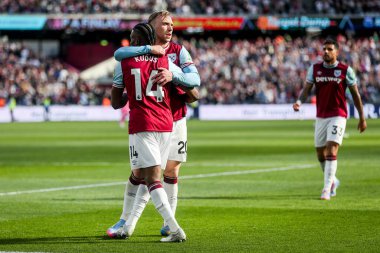 West Ham United takımından Jarrod Bowen, 5 Nisan 2025 'te Londra Stadyumu' nda oynanan Premier League maçında West Ham United 'a karşı Bournemouth maçında takım arkadaşlarıyla yaptığı maçı 2-1 kazanarak kutluyor.