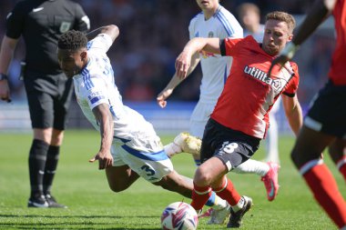 Leeds United takımından Jnior Firpo, 5 Nisan 2025 'te Luton Town - Leeds United maçında Leeds Road, Luton' a karşı oynamıştır.