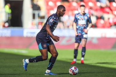 Blackpool 'dan Odel Offiah, 5 Nisan 2025' te İngiltere 'nin Rotherham Stadyumu' nda oynanan Sky Bet 1 karşılaşmasında topla ileri gidiyor.