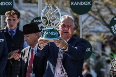 Nick Rocket 'in sahibi Stewart Andrew, 5 Nisan 2025' te Aintree Yarış Pisti 'nde düzenlenen Randox Grand National 2025 Ulusal Kupası' nda Ulusal Kupa 'yı kaldırdı.