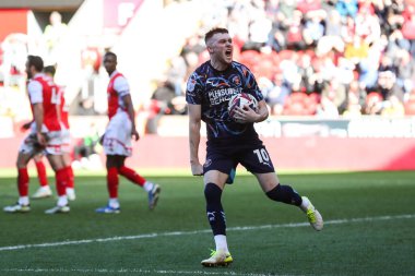 Blackpool 'dan Sonny Carey, 5 Nisan 2025' te New York Stadyumu 'nda oynanan Sky Bet Ligi 1 maçında 1-1' lik galibiyetini kutluyor.