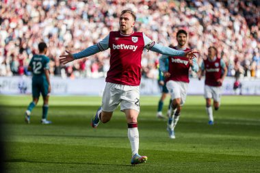 West Ham United takımından Jarrod Bowen, Premier League maçında 5 Nisan 2025 'te Londra' daki Londra Stadyumu 'nda West Ham United' a karşı Bournemouth maçında 2-1 'lik galibiyetini kutluyor.