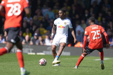 Leeds United takımından Jnior Firpo, 5 Nisan 2025 'te Luton Town - Leeds United maçında topu ileri taşır.