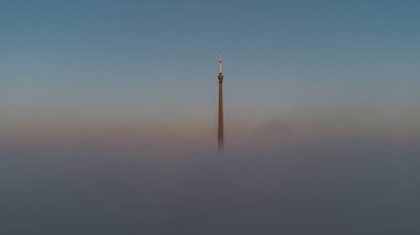 Güneş, Emley Moor yayın istasyonu Huddersfield, İngiltere 'de 6 Nisan 2025' te doğuyor.