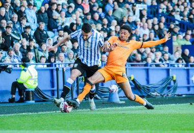 Hull City 'den Mason Burstow, Sheffield Çarşamba günü Sheffield Çarşamba günü Hull City, Sheffield, İngiltere' de 5 Nisan 2025 'te oynanan karşılaşma sırasında Sheffield' li Pol Valentn 'e karşı mücadele veriyor.