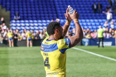 Warrington Wolves takımından Rodrick Tai, 6 Nisan 2025 'te oynanan Betfred Challenge Cup Quarter Final Maçı' nda taraftarları alkışlıyor.