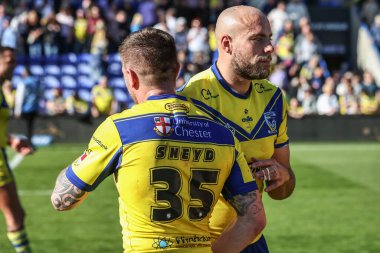 Warrington Wolves 'tan Marc Sneyd, Warrington Wolves' tan James Harrison ile oynadığı Betfred Challenge Cup Quarter Final Maçı 'nda el sıkışıyor. Warrington Wolves, St. Helens' e karşı Halliwell Jones Stadyumu, Warrington, İngiltere