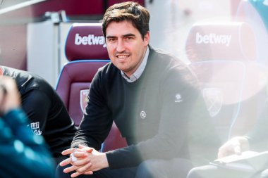 AFC Bournemouth takımından Andoni Iraola, 5 Nisan 2025 'te Londra' daki Londra Stadyumu 'nda oynanan Premier League maçından önce maçı izliyor.