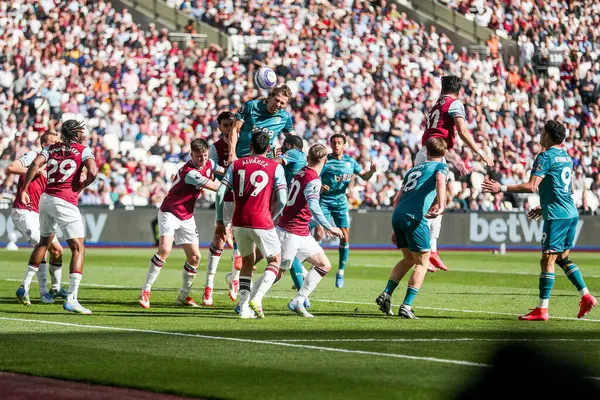 AFC Bournemouth takımından Illia Zabarnyi, Premier League maçında topu Londra Stadyumu 'nda 5 Nisan 2025' te West Ham United 'a karşı Bournemouth' a karşı önde götürüyor.