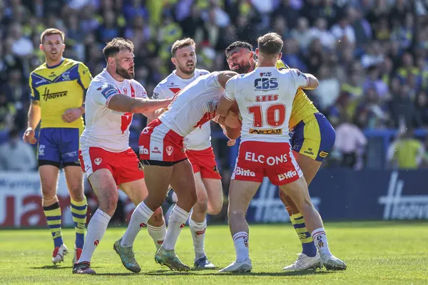 Warrington 'dan Zane Musgrove, St. Helens' ten Matty Lees ve St. Helens Wolves 'tan Moses Mbye ile oynadığı Betfred Challenge Cup Quarter Final Maçı' nda Warrington Wolves, St. Helens 'e karşı Halliwell Jones Stadyumu, Warrington, Birleşik Krallık, 
