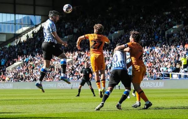 Sheffield Wednesday 'den Callum Paterson, 5 Nisan 2025' te İngiltere 'nin başkenti Hillsborough' da oynanan Sheffield Wednesday-Hull City maçında kaleye doğru ilerliyor.