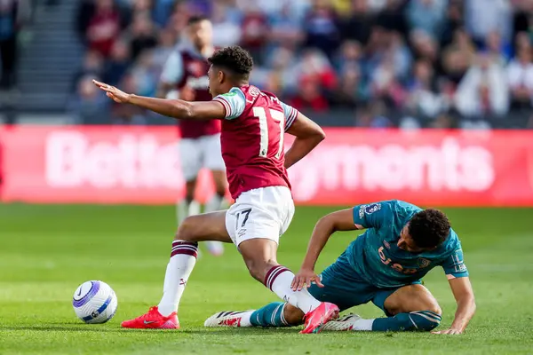 AFC Bournemouth takımından James Hill, Premier League maçında West Ham United 'ın Bournemouth' a karşı 5 Nisan 2025 'te Londra Stadyumu' nda Luis Guilherme ile top mücadelesi verdi.