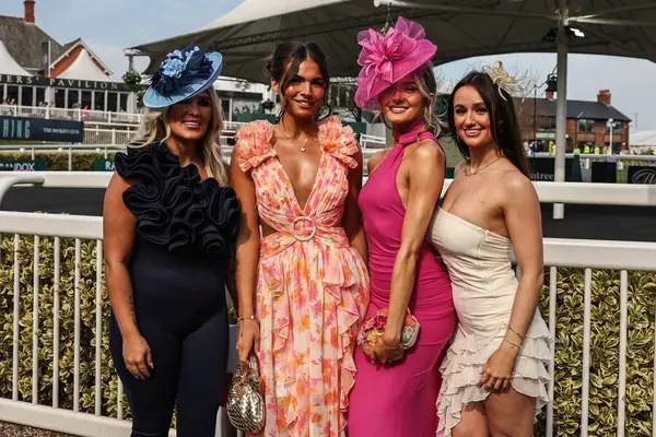 Bayanlar, Randox Grand National 2025 İkinci Gün Kadınlar Günü 'nde Aintree Yarış Pisti, Liverpool, Birleşik Krallık' a geldiler.