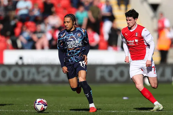 Blackpool 'dan Samuel Silvera, 5 Nisan 2025' te İngiltere 'nin Rotherham Stadyumu' nda oynanan Gökyüzü İddia Ligi 1 karşılaşmasında topla ileri gidiyor.