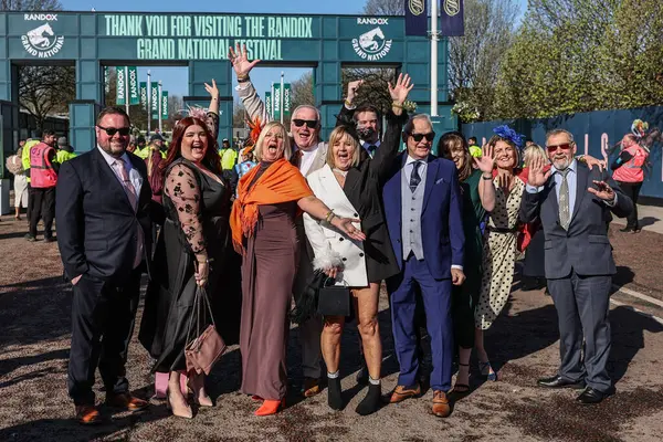 Yarışçılar 5 Nisan 2025 'te Aintree Yarış Pisti, Liverpool' da düzenlenen Randox Grand National 2025 Ulusal Günü 'nde Aintree' ye vardılar.