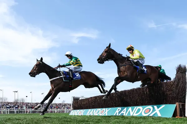 Nico De Boinville 'in bindiği Jonbon, Randox Grand 2025 Kadınlar Günü Aintree Yarış Pisti, Liverpool, Birleşik Krallık' ta 4 Nisan 2025 tarihinde Emeklilik Uzmanı Melling Chase 'in liderliğindeki çiti temizliyor.