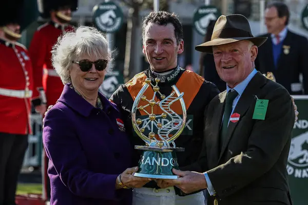 Jackie Mullins, Patrick Mullins ve Willie Mullins Randox Grand National 2025 gününde Ulusal Kupa ile Aintree Yarış Pisti, Liverpool, İngiltere, 5 Nisan 2025