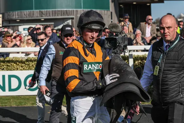 Patrick Mullins 'in sürdüğü Nick Rocket, 5 Nisan 2025' te Aintree Yarış Pisti, Liverpool, Birleşik Krallık 'ta düzenlenen Randox Grand National 2025 Ulusal Günü' nde 16: 00 Random Grand Handicap Chase 'i kazandı.