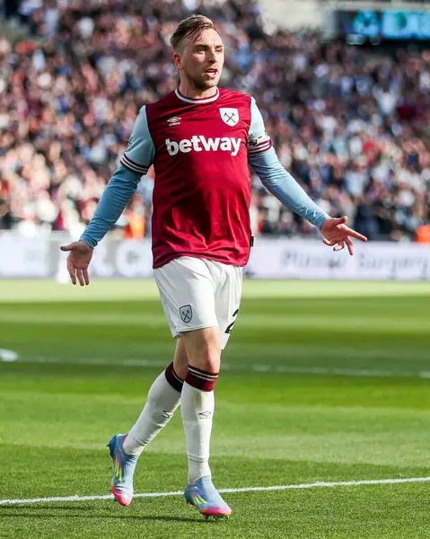 West Ham United takımından Jarrod Bowen, Premier League maçında 5 Nisan 2025 'te Londra' daki Londra Stadyumu 'nda West Ham United' a karşı Bournemouth maçında 2-1 'lik galibiyetini kutluyor.