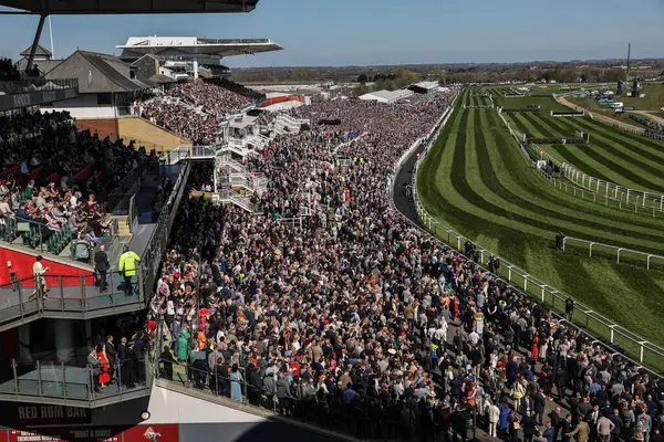 Yarışçılar, 5 Nisan 2025 'te Aintree Yarış Pisti, Liverpool, Birleşik Krallık' ta düzenlenen Randox Grand National 2025 Büyük Günü 'nde 13: 20 William Hill En İyi Fiyat Engelli Engelli Engellisini izliyorlar.