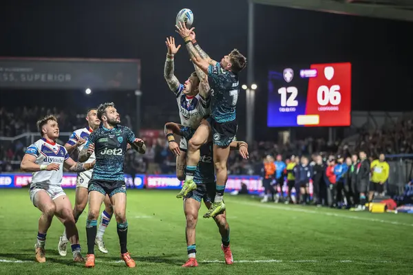 Leigh Leoparları 'ndan Keanan Brand, Birleşik Krallık' ın Wakefield kentindeki DIY Kitchens Stadyumu 'nda oynanan Betfred Challenge Kupası çeyrek final maçında yüksek topa atlıyor.