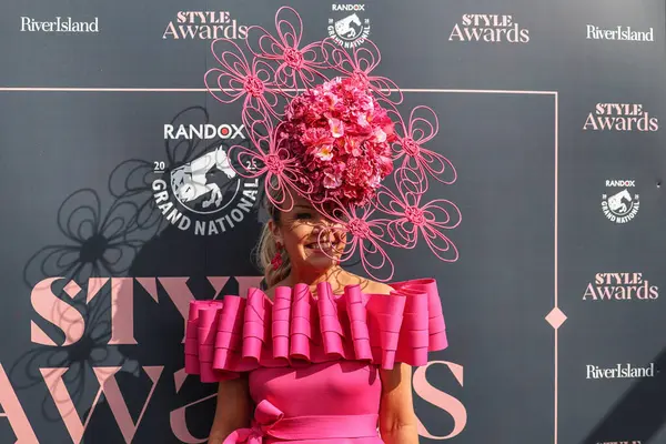 Bayanlar, Randox Grand National 2025 Bayram Günü 'nde İngiltere' nin Liverpool kentindeki Aintree Hipodromu 'na gelir.