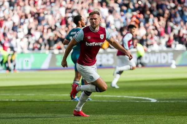 West Ham United takımından Niclas Fullkrug, 5 Nisan 2025 'te Londra' daki Londra Stadyumu 'nda oynanan Premier League maçında 1-1 kazanma hedefini kutluyor.