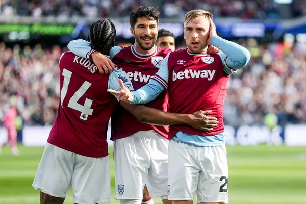 West Ham United takımından Jarrod Bowen, 5 Nisan 2025 'te Londra Stadyumu' nda oynanan Premier League maçında West Ham United 'a karşı Bournemouth maçında takım arkadaşlarıyla yaptığı maçı 2-1 kazanarak kutluyor.