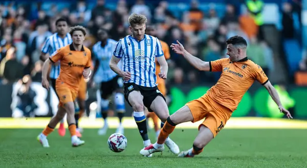 Sheffield Wednesday 'den Stuart Armstrong, 5 Nisan 2025' te Sheffield, Sheffield, İngiltere 'deki Hull City' de Çarşamba günü oynanan Sky Bet Şampiyonası maçında Hull City 'den John Egan ile karşılaşacak.