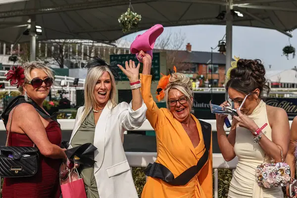 Bayanlar, Randox Grand National 2025 İkinci Gün Kadınlar Günü 'nde Aintree Yarış Pisti, Liverpool, Birleşik Krallık' a geldiler.