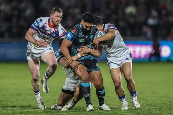 Leopards 'dan Isaac Liu, Wakefield Trinity' den Mason Lino, Wakefield Trinity 'den Ky Rodwell ve Wakefield Trinity' den Isaiah Vagana ile Betfred Challenge Kupası çeyrek final maçında Wakefield Trinity, DIY Kitchens 'da Leigh Leopards' a karşı.