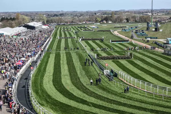 Aintree 'nin, 5 Nisan 2025 tarihli Randox Grand National 2025 Ulusal Günü' nde Aintree Yarış Pisti 'nde genel bir görüntüsü.