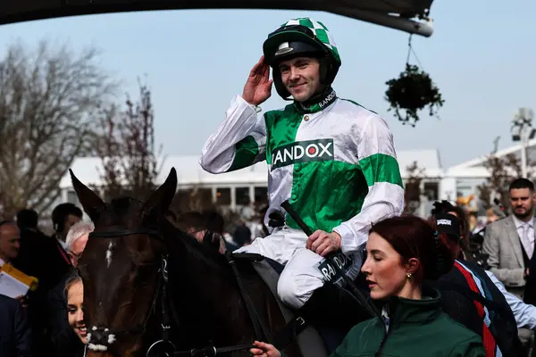 Jonjo ONeill JR 'ın sürdüğü Wellington Kemeri, 4 Nisan 2025' te Aintree Yarış Pisti 'nde düzenlenen Randox Grand National 2025 Kadınlar Günü' nde William Hill Handicap Engellisini kazanmasını kutluyor.