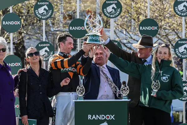 Patrick Mullins, Stewart Andrews ve Willie Mullins, 5 Nisan 2025 'te Aintree Yarış Pisti' nde düzenlenen Randox Grand National 2025 Ulusal Günü 'nde Grand National Trohpy' yi kaldırdılar.